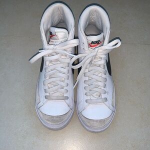 Gently Used Big Kids Nike Blazer Mid 77’ Shoes